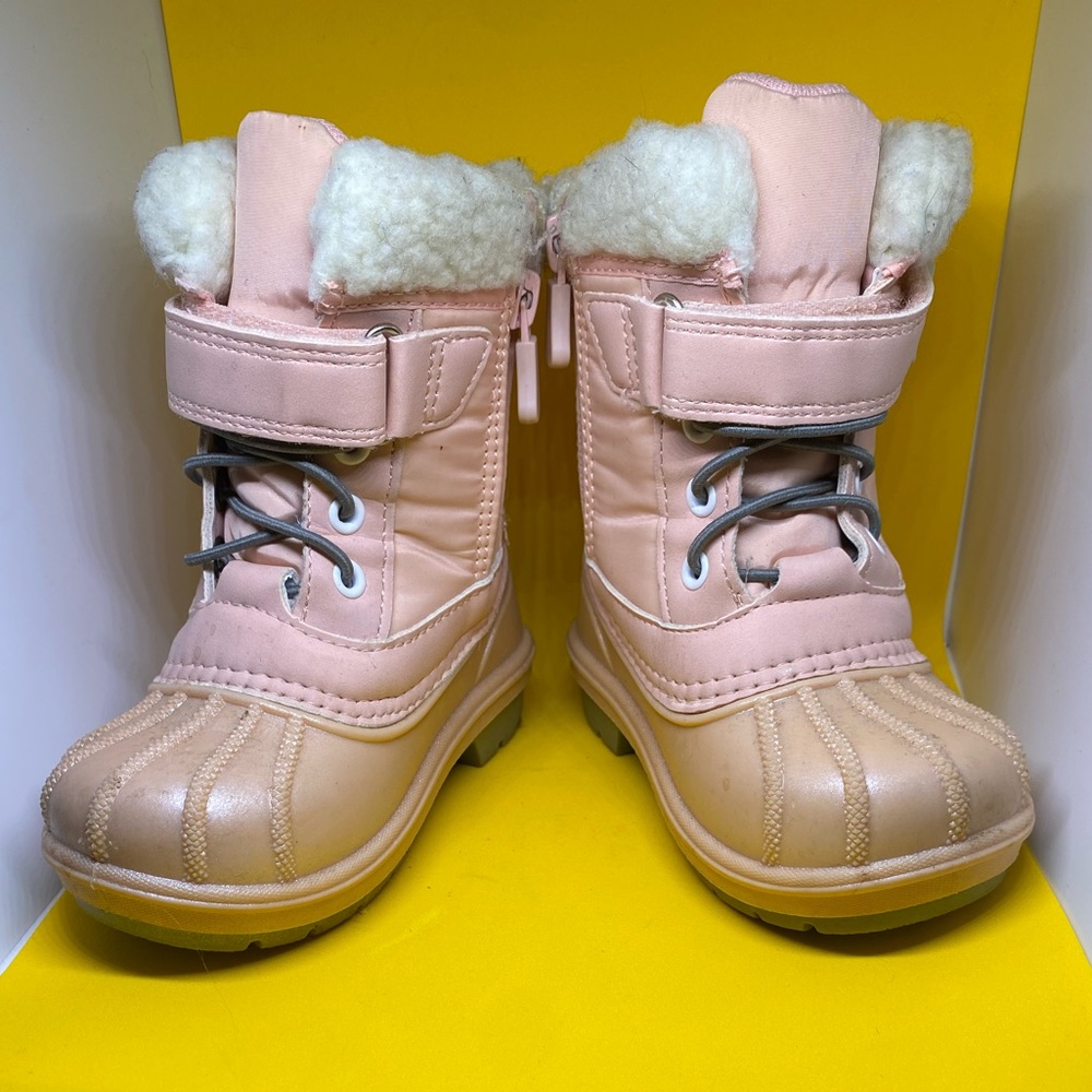 Cute Comfy and durable fleece lined Toddler Winter boots by Cat & Jack Size 6